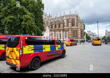 Diplomatic Protection Police Cars a Westminster, Londra, Inghilterra, Regno Unito Foto Stock