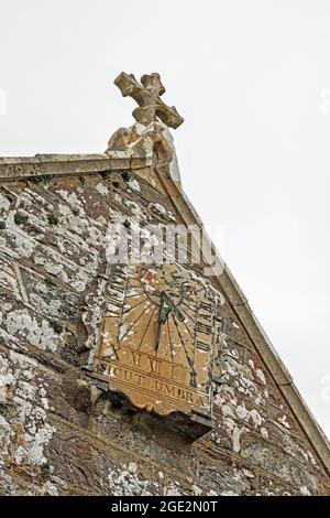 Prendere il sole sulla porta sud di Maker Church, Rame nel sud-est della Cornovaglia. Chiesa di Santa Maria e San Giuliano Foto Stock