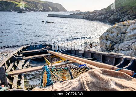 Navi che giacciono al porto di un porto, Contea di Donegal - Irlanda. Foto Stock