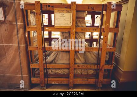 CAIRO, EGITTO - 06 giugno 2021: Una cassa di legno con un'antica reliquia avvolta all'interno del Museo Egizio del Cairo Foto Stock