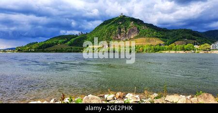 Bonn Mehlem Germania all'inizio di maggio in serata sul Reno con vista sul Reno, sevenhills, Drachenfels / Dragonrock e il castello Drachenb Foto Stock