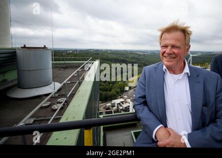 Wuppertal, Germania. 16 agosto 2021. Il presidente del DGB Reiner Hoffmann si trova sul tetto dell'impianto di incenerimento dei rifiuti di Wuppertal. Il funzionario sindacale sta visitando la centrale rifiuti-energia come parte di un viaggio estivo. L'idrogeno viene prodotto nel progetto 'H2W - idrogeno per Wuppertal'. Dal 2020, gli autobus per celle a combustibile della società di pubblica utilità Wuppertal sono stati riforniti di carburante in una stazione di rifornimento di idrogeno. Credit: Christopher Neundorf/dpa/Alamy Live News Foto Stock