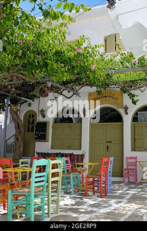 IOS, Grecia - 21 maggio 2021 : Vista del pittoresco bar delle cicladi e tradizionale di iOS Grecia Foto Stock