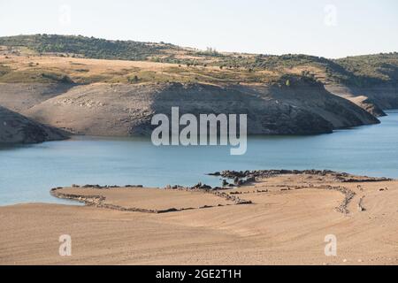 Le rovine di un villaggio emergono dalle acque a causa della siccità nel bacino idrico di Ricobayo, provincia di Zamora, Spagna Foto Stock