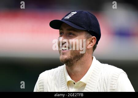 L'inglese Ollie Robinson durante il quinto giorno della seconda partita di test al Lord's, Londra. Data immagine: Lunedì 16 agosto 2021. Foto Stock