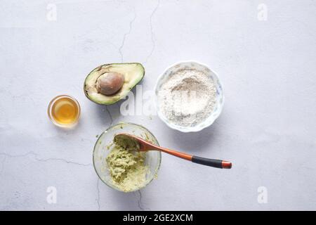 fare cosmetici fatti in casa avocado naturale sul tavolo Foto Stock