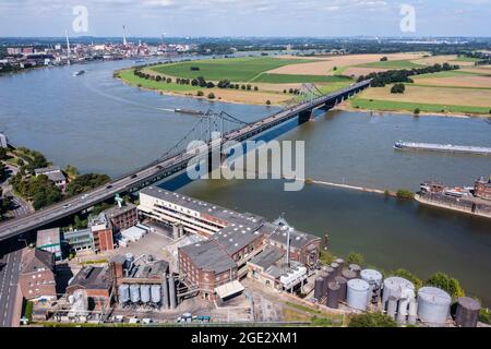 Rheinbrücke zwischen Krefeld Uerdingen und Duisburg mit der B244. Luftaufnahme von der Krefelder Seite il suo fotografiert Foto Stock