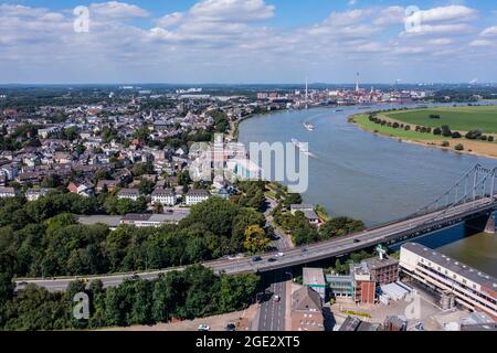 Rheinbrücke zwischen Krefeld Uerdingen und Duisburg mit der B244. Luftaufnahme von der Krefelder Seite il suo fotografiert Foto Stock