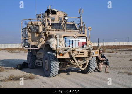 Bagram, Afghanistan. 13 Dicembre 2018. ***FILE PHOTO*** i soldati cechi addestrano la risposta ad un attacco al loro veicolo MRAP (Mine-Resistant Ambush Protected) presso il campo d'aviazione di Bagram (base aerea di Bagram), il 13 dicembre 2018. La compagnia di guardia ceca è responsabile della sorveglianza di parte dei dintorni della base. Credit: Karel Capek/CTK Photo/Alamy Live News Foto Stock