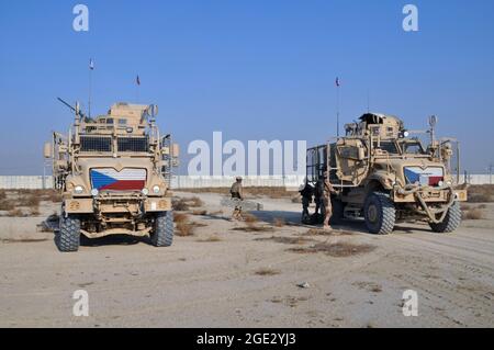 Bagram, Afghanistan. 13 Dicembre 2018. ***FILE PHOTO*** i soldati cechi addestrano la risposta ad un attacco al loro veicolo MRAP (Mine-Resistant Ambush Protected) presso il campo d'aviazione di Bagram (base aerea di Bagram), il 13 dicembre 2018. La compagnia di guardia ceca è responsabile della sorveglianza di parte dei dintorni della base. Credit: Karel Capek/CTK Photo/Alamy Live News Foto Stock