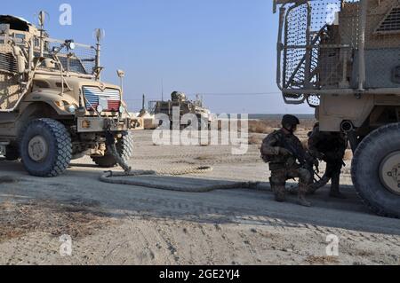 Bagram, Afghanistan. 13 Dicembre 2018. ***FILE PHOTO*** i soldati cechi addestrano la risposta ad un attacco al loro veicolo MRAP (Mine-Resistant Ambush Protected) presso il campo d'aviazione di Bagram (base aerea di Bagram), il 13 dicembre 2018. La compagnia di guardia ceca è responsabile della sorveglianza di parte dei dintorni della base. Credit: Karel Capek/CTK Photo/Alamy Live News Foto Stock