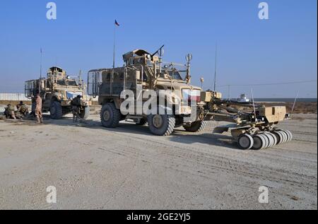 Bagram, Afghanistan. 13 Dicembre 2018. ***FILE PHOTO*** i soldati cechi addestrano la risposta ad un attacco al loro veicolo MRAP (Mine-Resistant Ambush Protected) presso il campo d'aviazione di Bagram (base aerea di Bagram), il 13 dicembre 2018. La compagnia di guardia ceca è responsabile della sorveglianza di parte dei dintorni della base. Credit: Karel Capek/CTK Photo/Alamy Live News Foto Stock