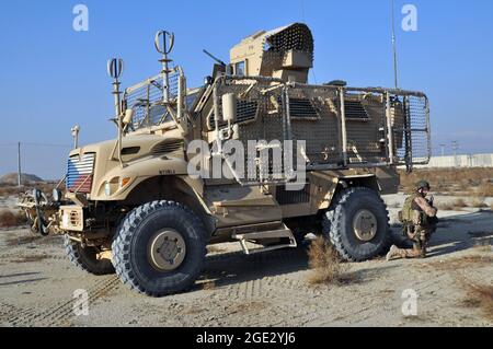 Bagram, Afghanistan. 13 Dicembre 2018. ***FILE PHOTO*** i soldati cechi addestrano la risposta ad un attacco al loro veicolo MRAP (Mine-Resistant Ambush Protected) presso il campo d'aviazione di Bagram (base aerea di Bagram), il 13 dicembre 2018. La compagnia di guardia ceca è responsabile della sorveglianza di parte dei dintorni della base. Credit: Karel Capek/CTK Photo/Alamy Live News Foto Stock