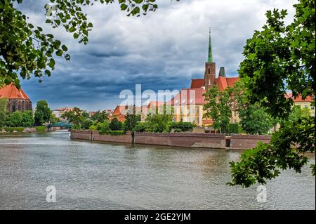 Wroclaw Polonia vista sull'isola di Tumski e sulla Cattedrale di San Giovanni Battista, vista panoramica Foto Stock