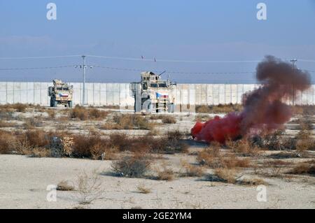 Bagram, Afghanistan. 13 Dicembre 2018. ***FILE PHOTO*** i soldati cechi addestrano la risposta ad un attacco al loro veicolo MRAP (Mine-Resistant Ambush Protected) presso il campo d'aviazione di Bagram (base aerea di Bagram), il 13 dicembre 2018. La compagnia di guardia ceca è responsabile della sorveglianza di parte dei dintorni della base. Credit: Karel Capek/CTK Photo/Alamy Live News Foto Stock