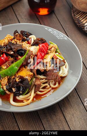 Uyghur guiru lagman tagliatelle con funghi all'orecchio Foto Stock