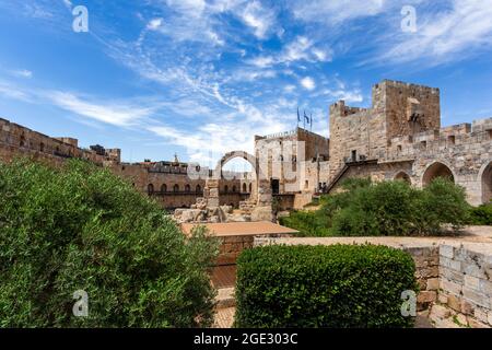 La Cittadella (Torre di Davide) con i reperti archeologici nel suo cortile nella Città Vecchia di Gerusalemme, Israele Foto Stock