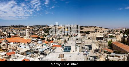 Immagine panoramica dello skyline di Gerusalemme, Israele, con vista della cupola della roccia e del Monte degli Ulivi dalla Torre di Davide Foto Stock