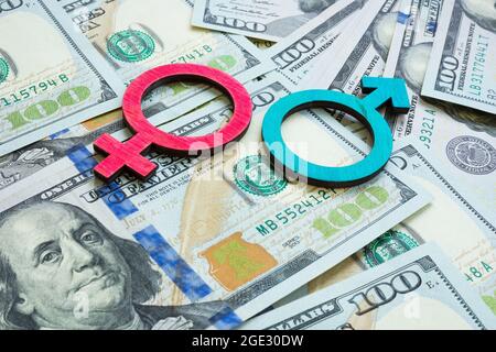 Concetto di stipendio e divario salariale. Simboli di genere e denaro. Foto Stock