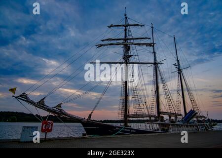 rostock, germania, 12 luglio 2021, barca a vela santa barbara anna nel porto Foto Stock