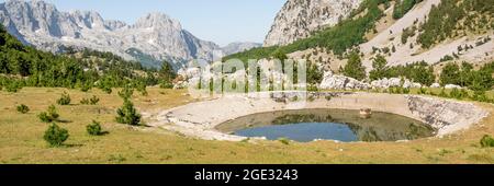 Alpi Albanesi di montagna. Paesaggio montano, pittoresca vista sulle montagne in estate. Panorama della natura albanese Foto Stock