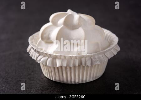 Meringa panna montata su sfondo nero Foto Stock