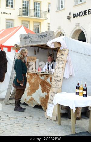 ECHTERNACH, LUSSEMBURGO - Mar 27, 2016: Tradizionale mercato medievale di Pasqua a Echternach in Lussemburgo, costumi di mezza età, ceramiche, erbe aromatiche e mimo Foto Stock