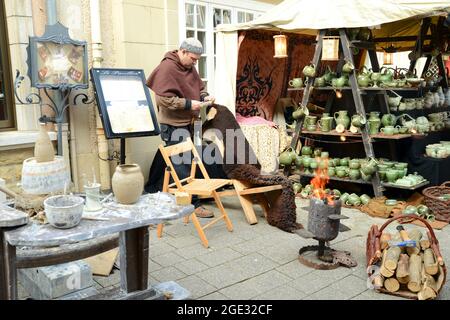 ECHTERNACH, LUSSEMBURGO - Mar 27, 2016: Tradizionale mercato medievale di Pasqua a Echternach in Lussemburgo, costumi di mezza età, ceramiche, erbe aromatiche e mimo Foto Stock