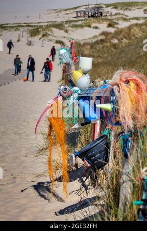 Paesi Bassi. Petten. Il 'Muro della vergogna' di Petten è una galleria all'aperto, ideata da Arnold Gronert. Raccoglie tutti i rifiuti su circa 8 km di Foto Stock