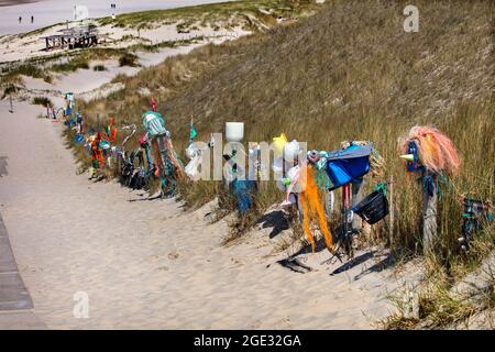 Paesi Bassi. Petten. Il 'Muro della vergogna' di Petten è una galleria all'aperto, ideata da Arnold Gronert. Raccoglie tutti i rifiuti su circa 8 km di Foto Stock