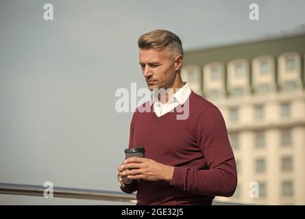 Armonia ed equilibrio energetico della vita. Rilassatevi e ricaricatevi. Momenti piacevoli. Tranquillità. Pausa caffè. Bere caffè in movimento. Bel ragazzo tenere il caffè Foto Stock