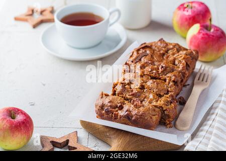 Pane di mela su una tavola di legno. Dessert natalizio, spazio per fotocopie. Foto Stock