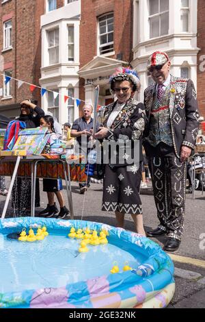 Pollock's Toy Museum Fitzrovia Fête laboratori, spettacoli e giochi intorno al Museo di Whitfield Street e Scala Street, nel centro di Londra, Regno Unito Foto Stock