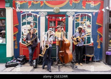 Pollock's Toy Museum Fitzrovia Fête laboratori, spettacoli e giochi intorno al Museo di Whitfield Street e Scala Street, nel centro di Londra, Regno Unito Foto Stock