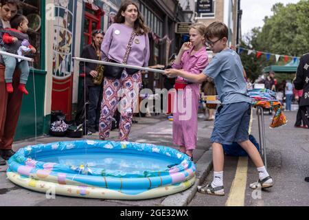 Pollock's Toy Museum Fitzrovia Fête laboratori, spettacoli e giochi intorno al Museo di Whitfield Street e Scala Street, nel centro di Londra, Regno Unito Foto Stock