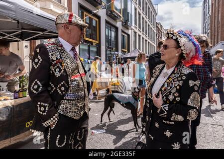 Pollock's Toy Museum Fitzrovia Fête laboratori, spettacoli e giochi intorno al Museo di Whitfield Street e Scala Street, nel centro di Londra, Regno Unito Foto Stock
