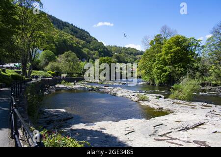 Llangollen - Galles - Maggio 11 2019 : bellissimo paesaggio. Scena estiva del fiume Dee che scorre su rocce. Colline boscose e cielo blu chiaro. Landsc Foto Stock