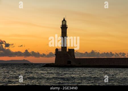 Tramonto dietro un antico faro in pietra (Porto Veneziano, la Canea, Creta) Foto Stock