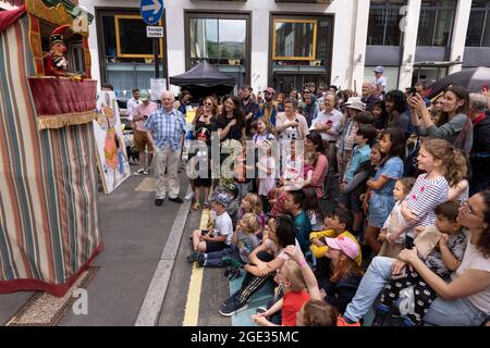 Pollock's Toy Museum Fitzrovia Fête laboratori, spettacoli e giochi intorno al Museo di Whitfield Street e Scala Street, nel centro di Londra, Regno Unito Foto Stock