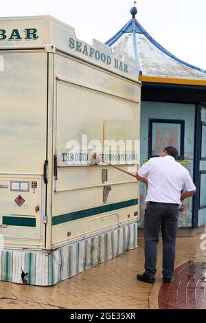 Bar di pesce sulla passeggiata a Whitmore Bay, Barry Island, Galles del Sud, 2021 Foto Stock