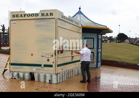 Bar di pesce sulla passeggiata a Whitmore Bay, Barry Island, Galles del Sud, 2021 Foto Stock
