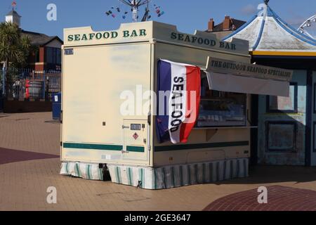 Bar di pesce sulla passeggiata a Whitmore Bay, Barry Island, Galles del Sud, 2021 Foto Stock