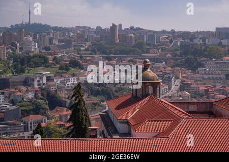 Veduta aerea della città dalla cima delle Torri nella Cattedrale Cattolica Romana sé de Porto - Portogallo Foto Stock