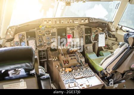 La cabina pilota la vista aerea del parabrezza, delle ruote sterzanti, dei dispositivi di comando Foto Stock