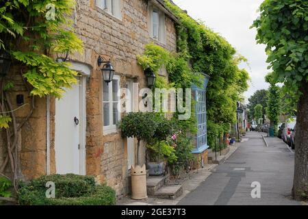 Tradizionali cottage in pietra sulla strada principale di Stow-on-the-Wold nei Cotswolds Foto Stock