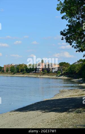 Barnes e Mortlake lungofiume e la Casa pubblica White Hart Barnes, The Terrace, Riverside, Barnes, South West London, Regno Unito Foto Stock