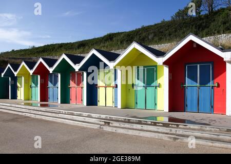 Beach Huts sul lungomare di Barry Island Whitmore Bay, vale di Glamorgan, Galles del Sud, 2021 Foto Stock