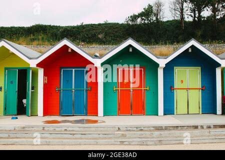 Beach Huts sul lungomare di Barry Island Whitmore Bay, vale di Glamorgan, Galles del Sud, 2021 Foto Stock