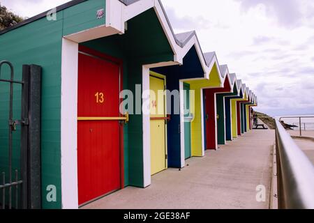 Beach Huts sul lungomare di Barry Island Whitmore Bay, vale di Glamorgan, Galles del Sud, 2021 Foto Stock