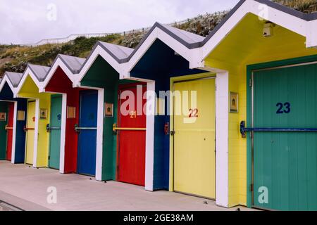 Beach Huts sul lungomare di Barry Island Whitmore Bay, vale di Glamorgan, Galles del Sud, 2021 Foto Stock